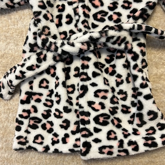Modern Baby Super Soft Leopard Print Robe with hood! - Picture 2 of 7